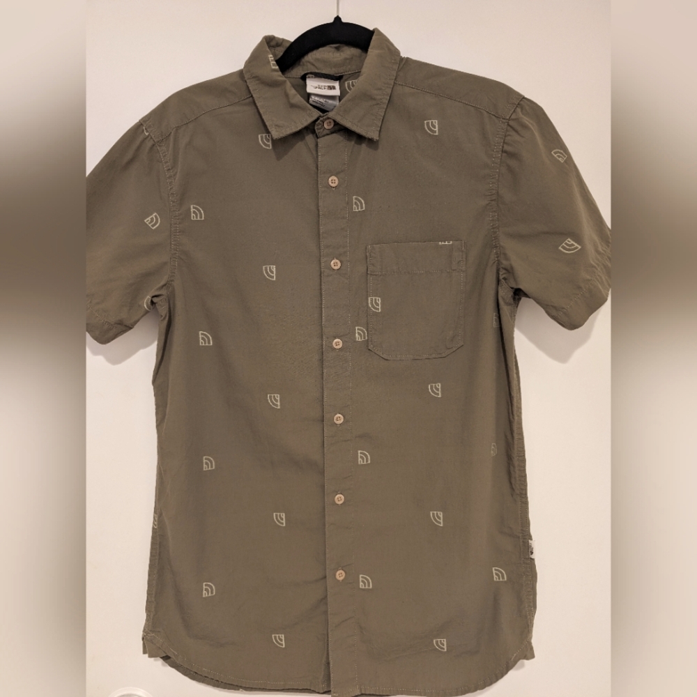 The North Face, Men's Small, Khaki Short Sleeve Button Down Shirt In olive green